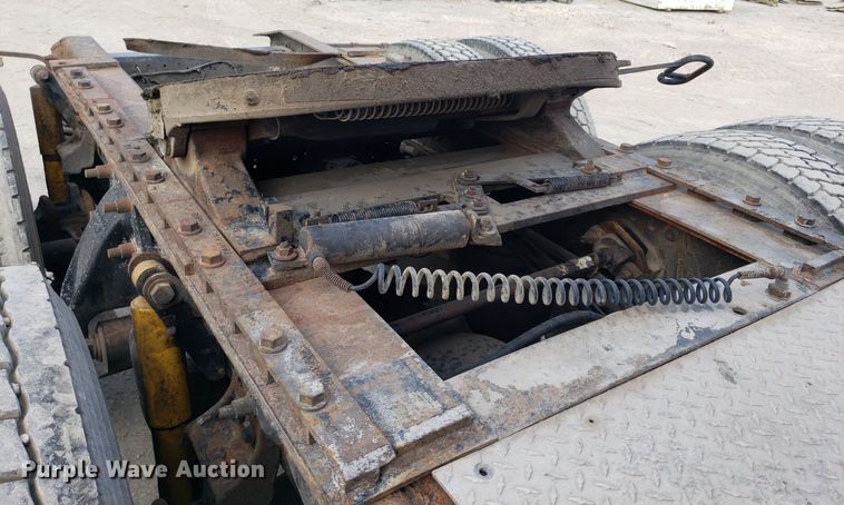 image for item DO2953 2003 Freightliner FLD132  semi truck