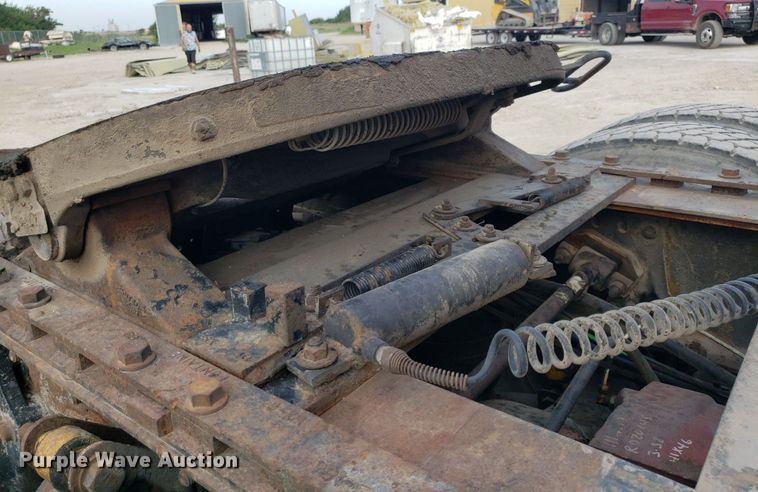 image for item DO2953 2003 Freightliner FLD132  semi truck