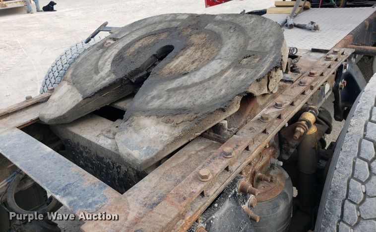 image for item DO2953 2003 Freightliner FLD132  semi truck