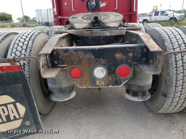 image for item DO2953 2003 Freightliner FLD132  semi truck