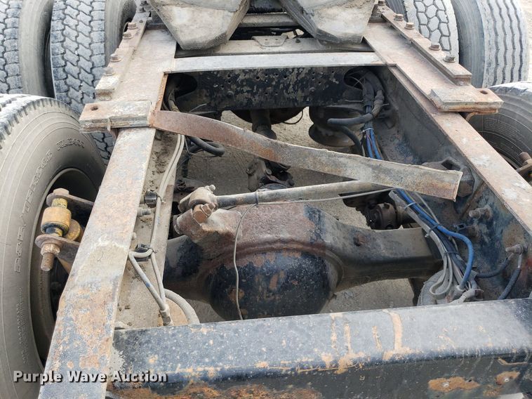 image for item DO2953 2003 Freightliner FLD132  semi truck