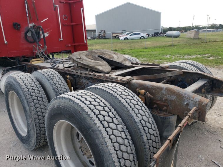 image for item DO2953 2003 Freightliner FLD132  semi truck