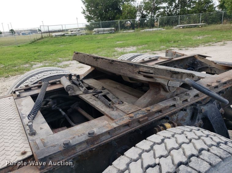 image for item DO2953 2003 Freightliner FLD132  semi truck