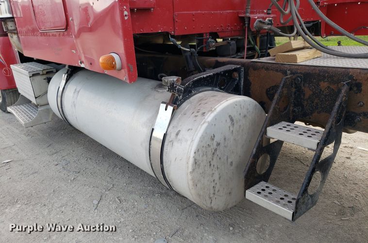 image for item DO2953 2003 Freightliner FLD132  semi truck