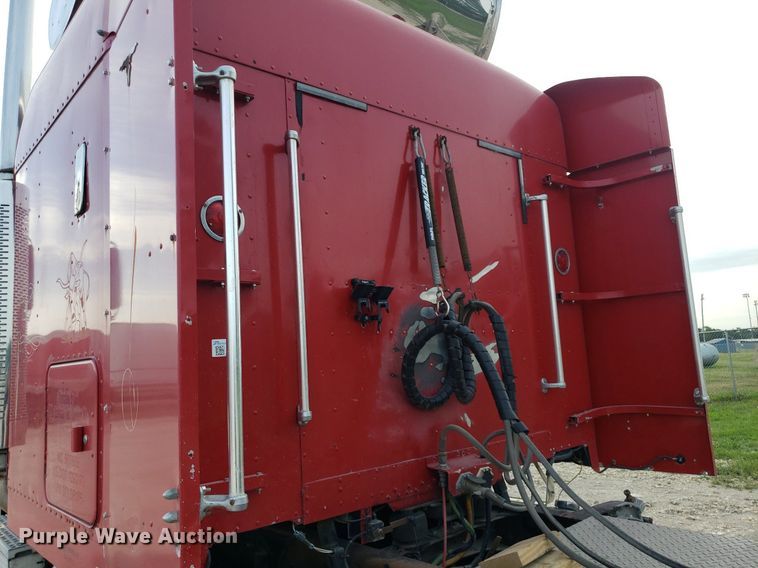 image for item DO2953 2003 Freightliner FLD132  semi truck