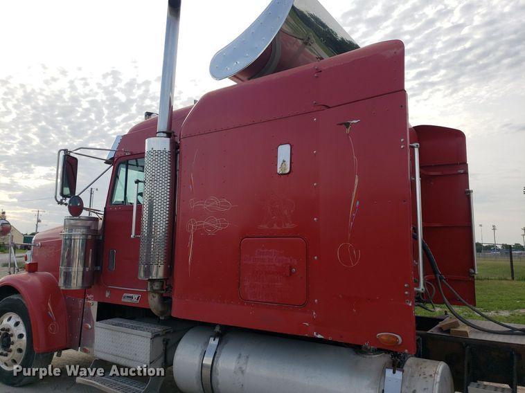 image for item DO2953 2003 Freightliner FLD132  semi truck