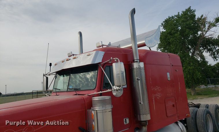 image for item DO2953 2003 Freightliner FLD132  semi truck