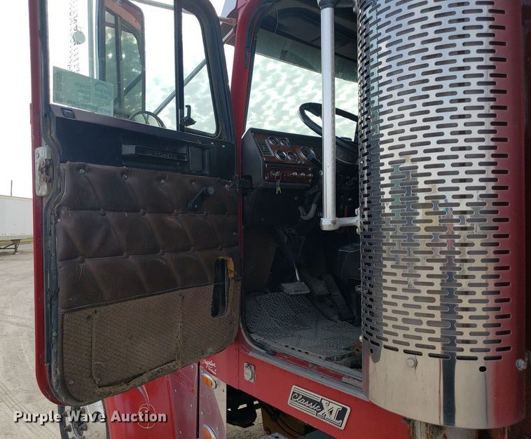 image for item DO2953 2003 Freightliner FLD132  semi truck