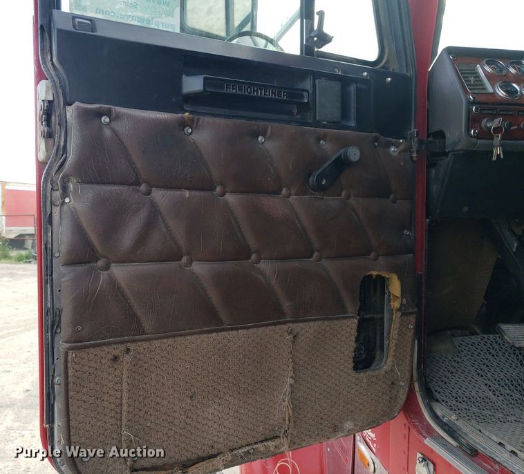 image for item DO2953 2003 Freightliner FLD132  semi truck