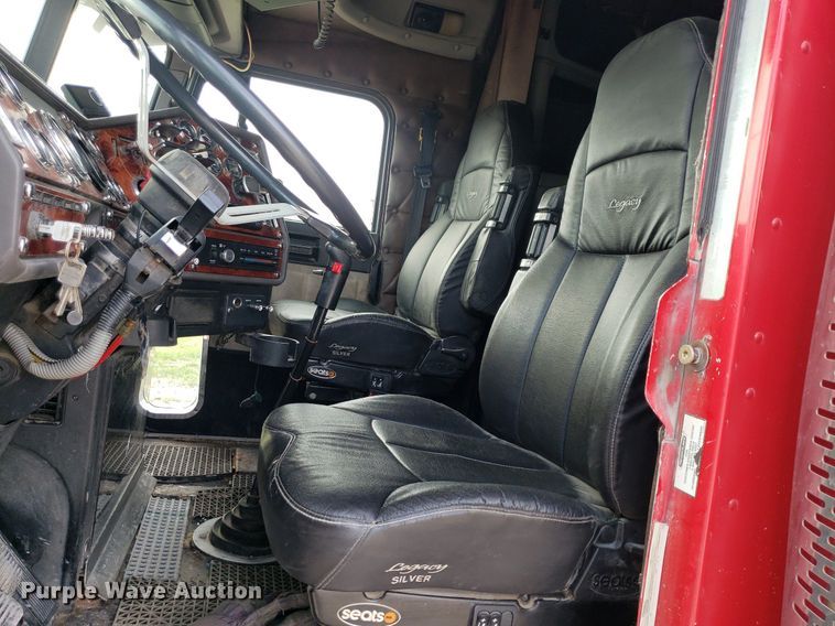 image for item DO2953 2003 Freightliner FLD132  semi truck