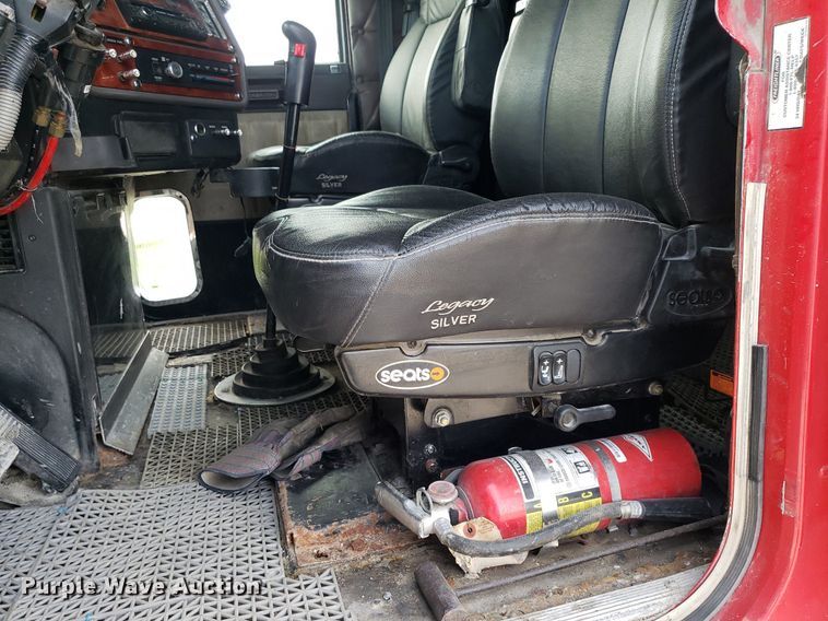 image for item DO2953 2003 Freightliner FLD132  semi truck