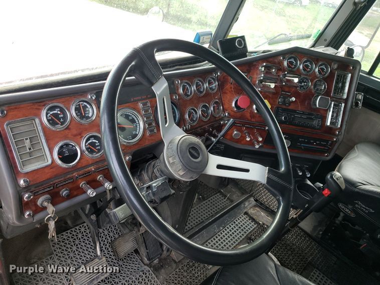 image for item DO2953 2003 Freightliner FLD132  semi truck