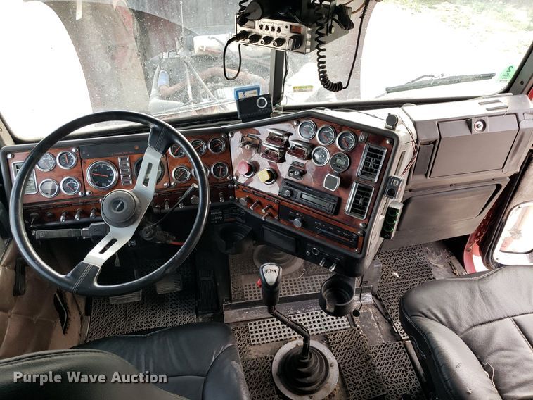 image for item DO2953 2003 Freightliner FLD132  semi truck