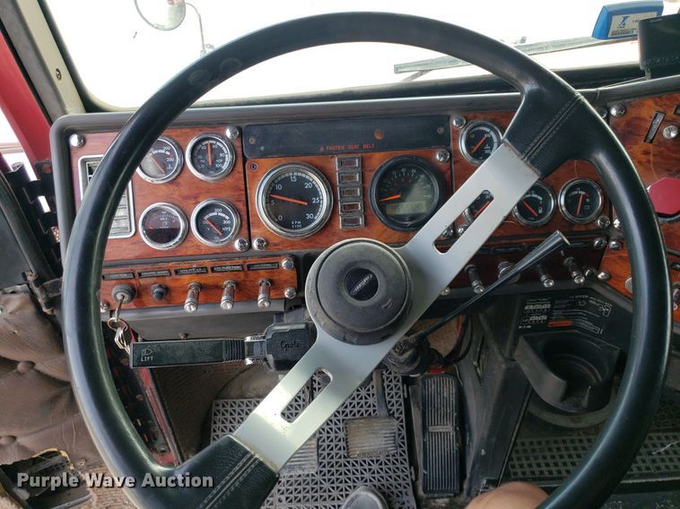 image for item DO2953 2003 Freightliner FLD132  semi truck