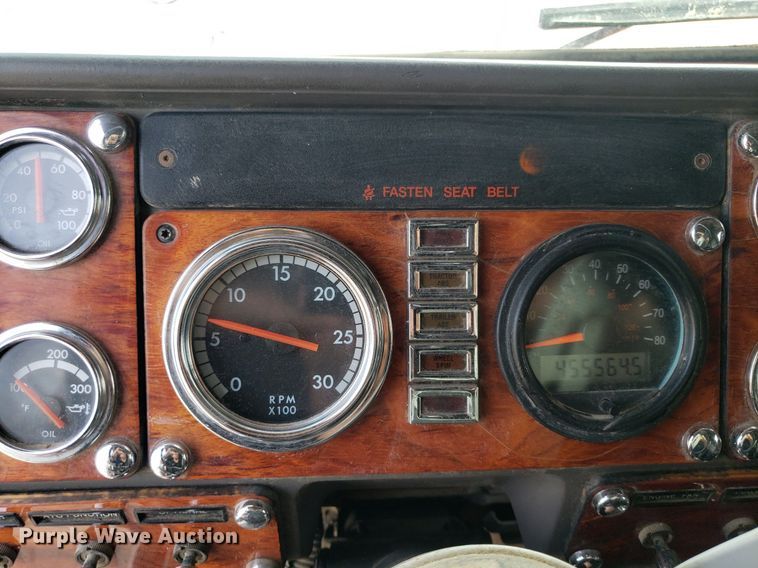 image for item DO2953 2003 Freightliner FLD132  semi truck