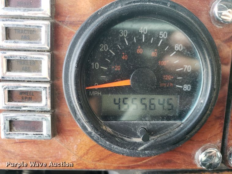 image for item DO2953 2003 Freightliner FLD132  semi truck