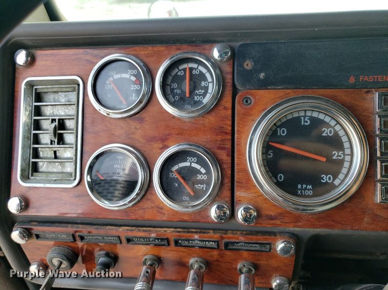 image for item DO2953 2003 Freightliner FLD132  semi truck