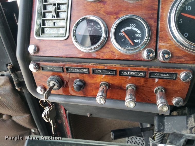 image for item DO2953 2003 Freightliner FLD132  semi truck