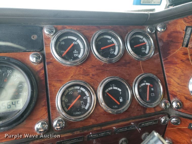 image for item DO2953 2003 Freightliner FLD132  semi truck