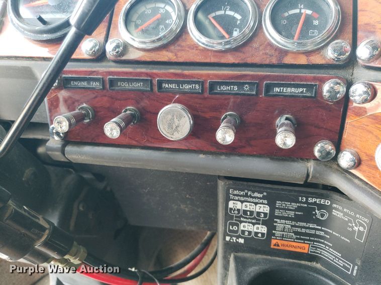 image for item DO2953 2003 Freightliner FLD132  semi truck