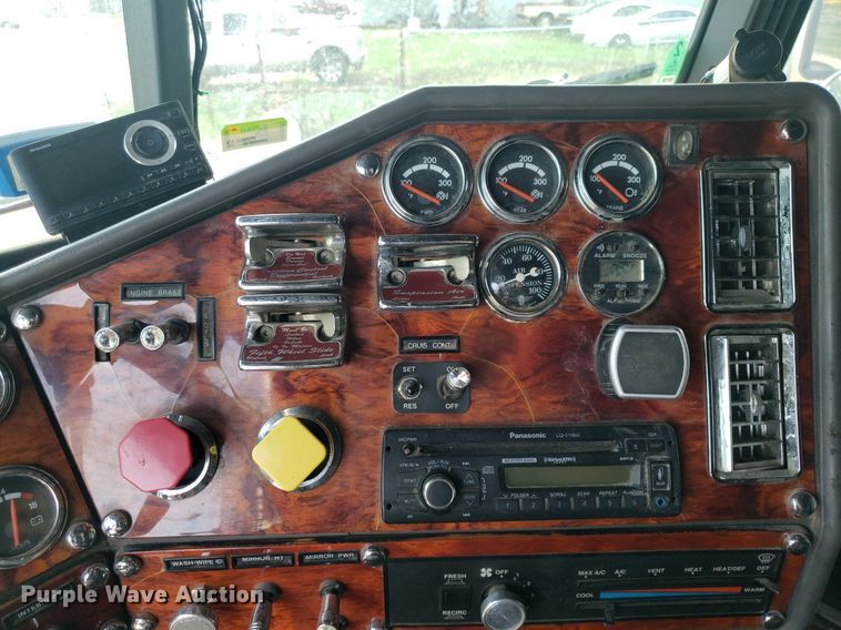 image for item DO2953 2003 Freightliner FLD132  semi truck