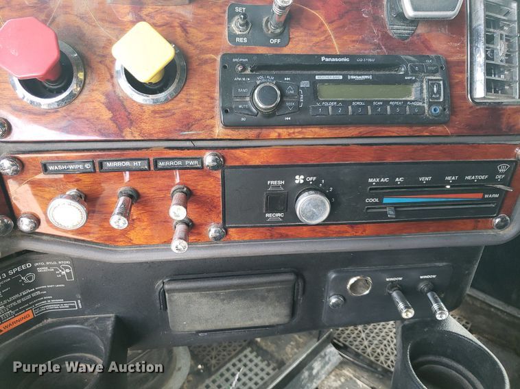 image for item DO2953 2003 Freightliner FLD132  semi truck