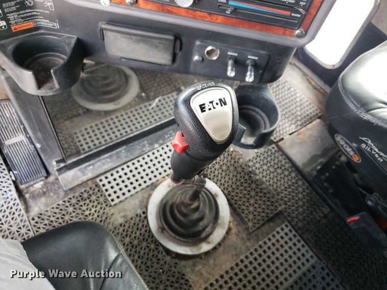 image for item DO2953 2003 Freightliner FLD132  semi truck