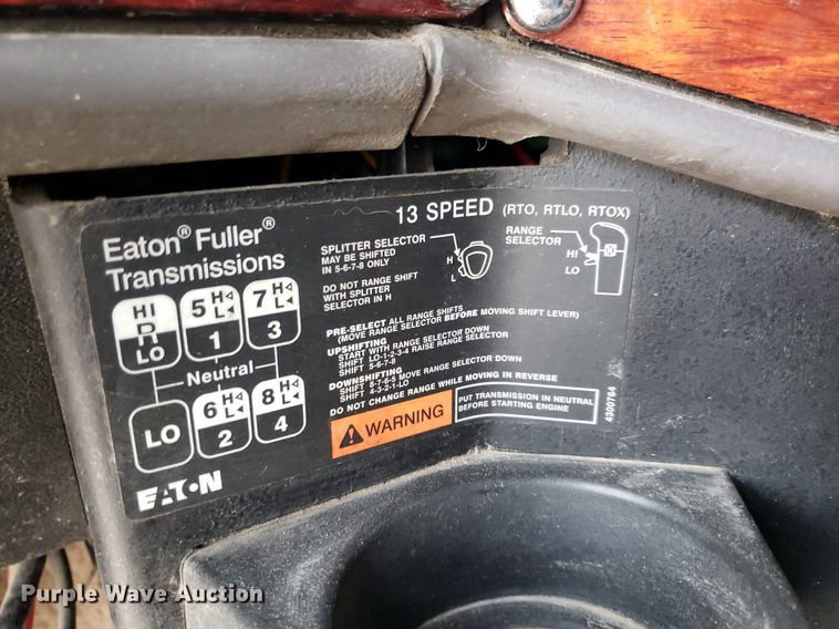 image for item DO2953 2003 Freightliner FLD132  semi truck