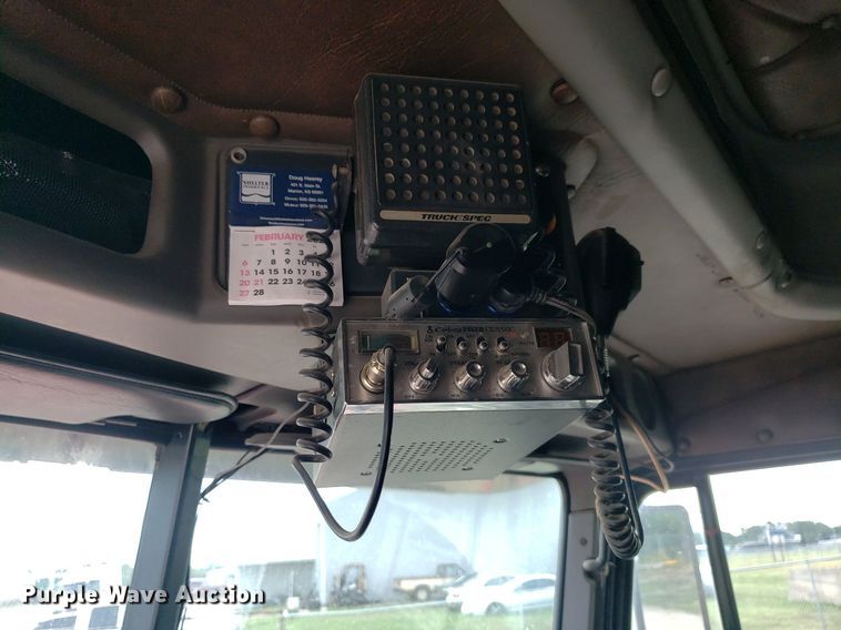 image for item DO2953 2003 Freightliner FLD132  semi truck