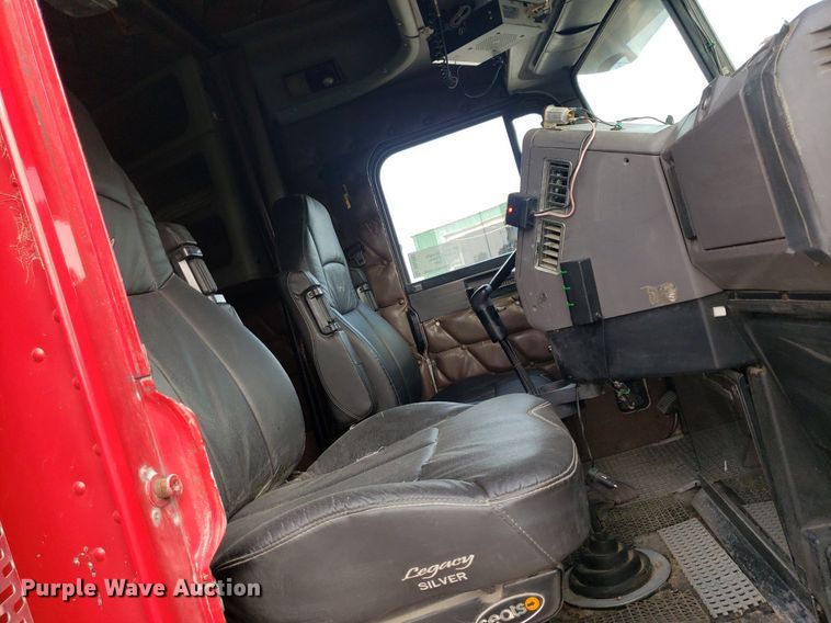 image for item DO2953 2003 Freightliner FLD132  semi truck