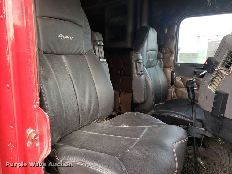 image for item DO2953 2003 Freightliner FLD132  semi truck