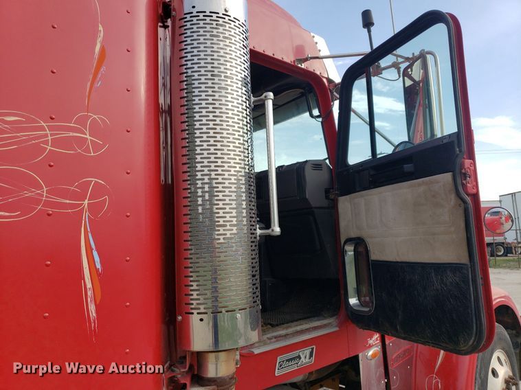 image for item DO2953 2003 Freightliner FLD132  semi truck