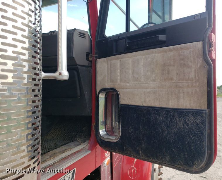 image for item DO2953 2003 Freightliner FLD132  semi truck