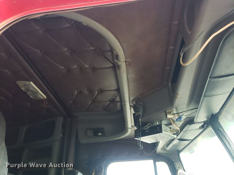 image for item DO2953 2003 Freightliner FLD132  semi truck