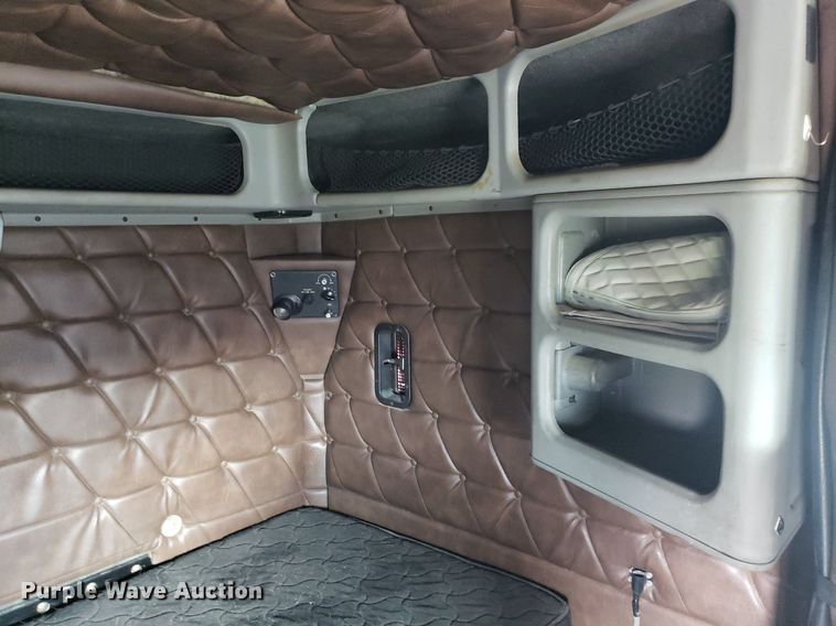 image for item DO2953 2003 Freightliner FLD132  semi truck