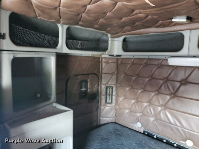 image for item DO2953 2003 Freightliner FLD132  semi truck