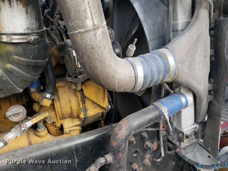 image for item DO2953 2003 Freightliner FLD132  semi truck