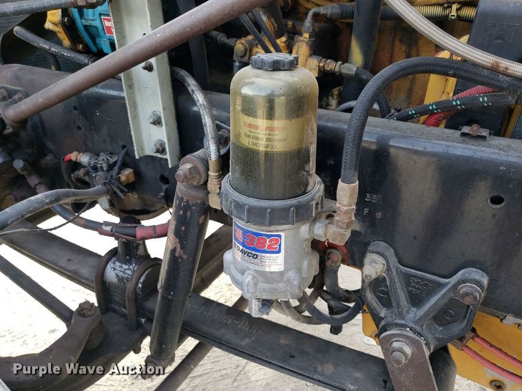 image for item DO2953 2003 Freightliner FLD132  semi truck