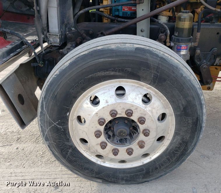 image for item DO2953 2003 Freightliner FLD132  semi truck