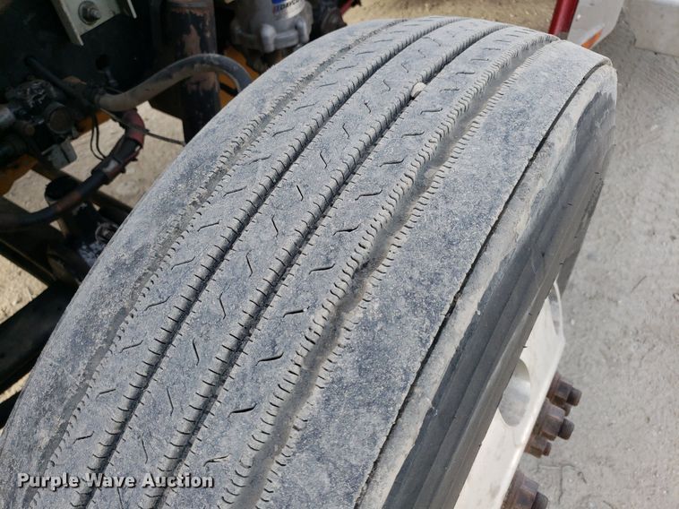 image for item DO2953 2003 Freightliner FLD132  semi truck