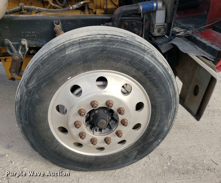 image for item DO2953 2003 Freightliner FLD132  semi truck