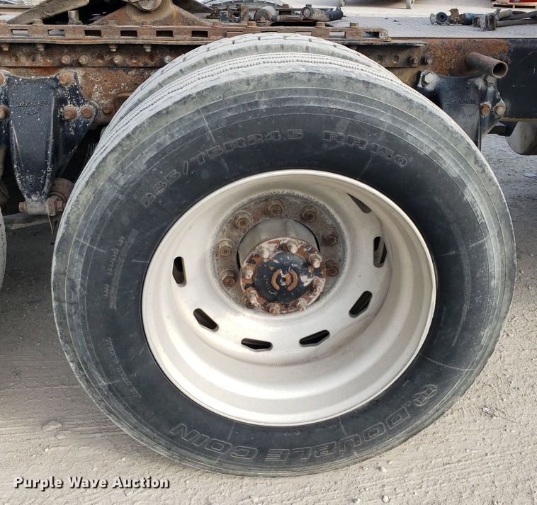 image for item DO2953 2003 Freightliner FLD132  semi truck