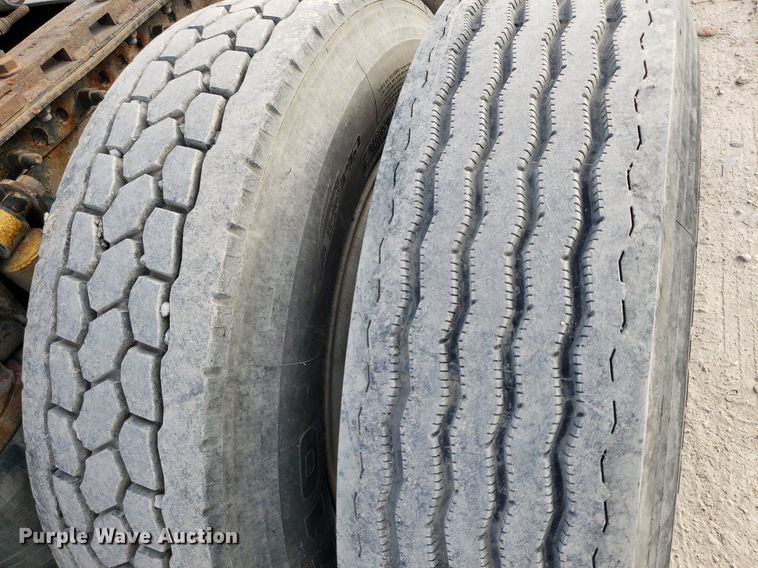 image for item DO2953 2003 Freightliner FLD132  semi truck