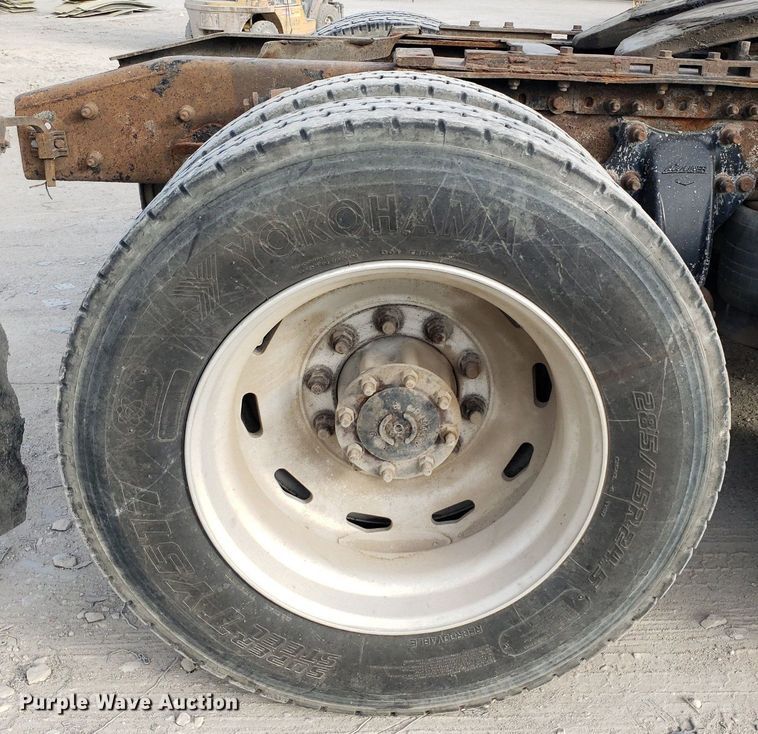 image for item DO2953 2003 Freightliner FLD132  semi truck