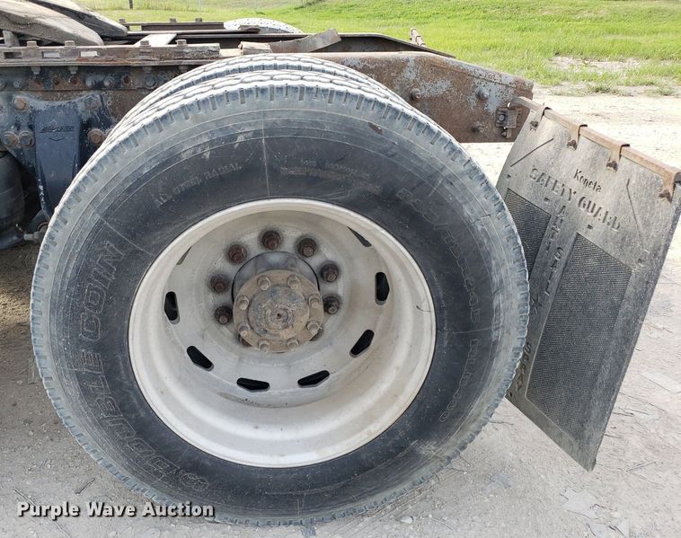 image for item DO2953 2003 Freightliner FLD132  semi truck