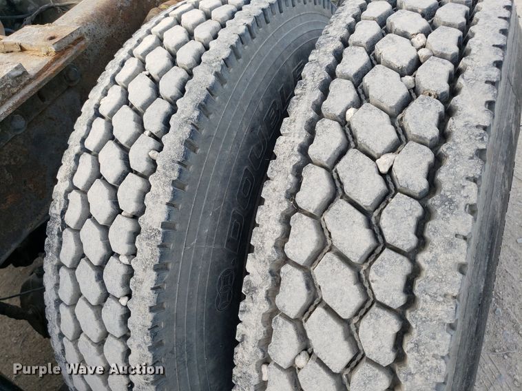 image for item DO2953 2003 Freightliner FLD132  semi truck