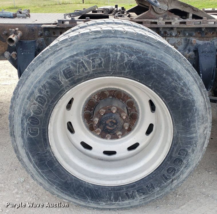 image for item DO2953 2003 Freightliner FLD132  semi truck