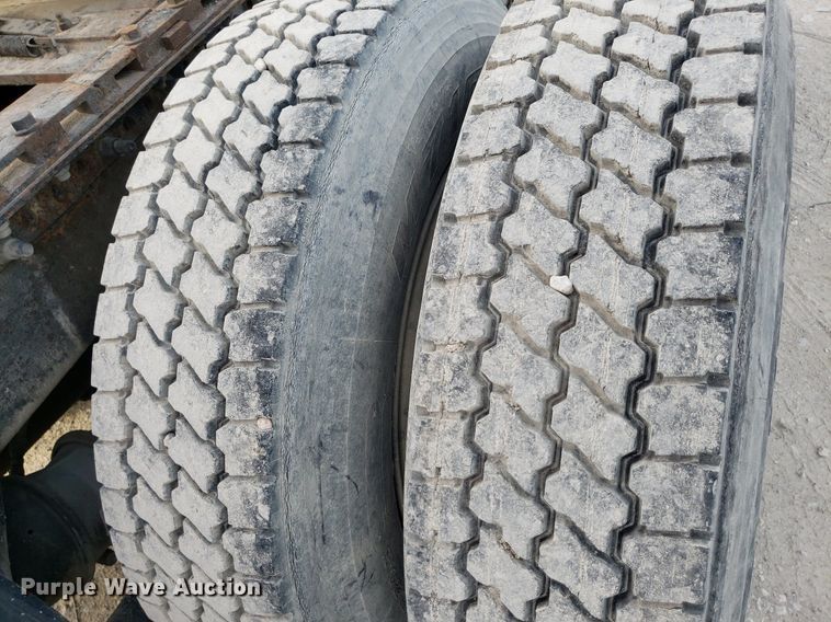 image for item DO2953 2003 Freightliner FLD132  semi truck