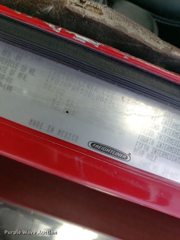 image for item DO2953 2003 Freightliner FLD132  semi truck