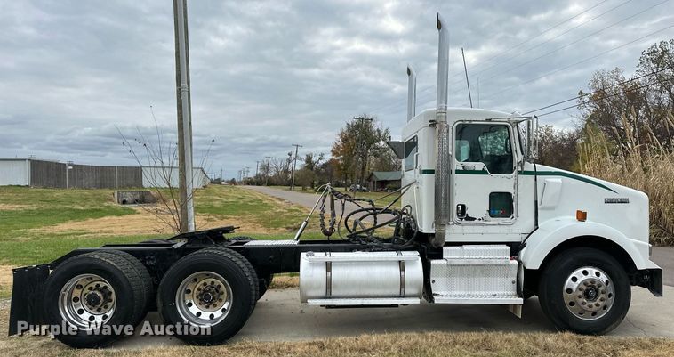 image for item DO5173 2013 Kenworth T800  semi truck